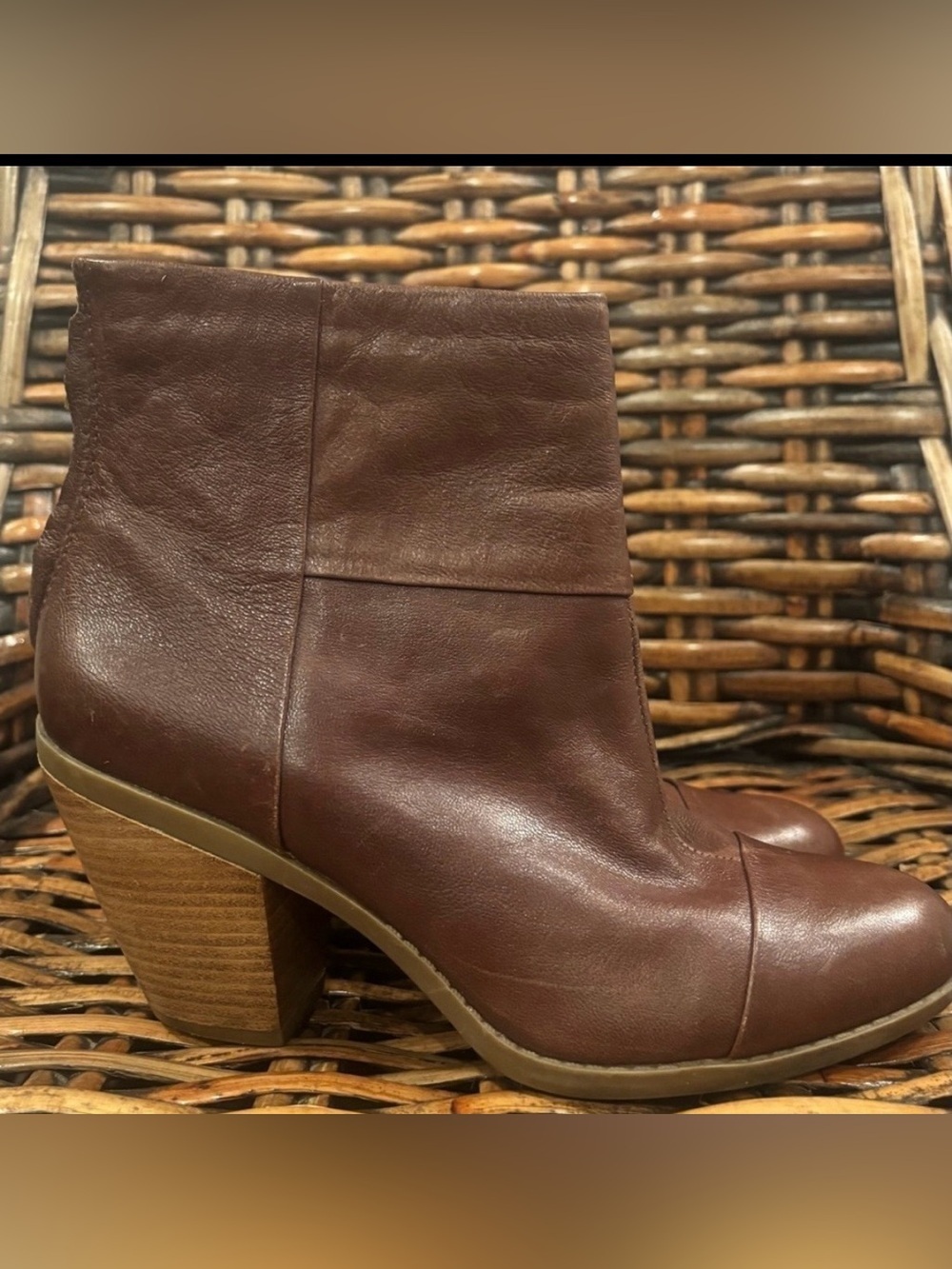 Bandolino Cap Toe Ankle Genuine Leather booties in size 8. Great condition